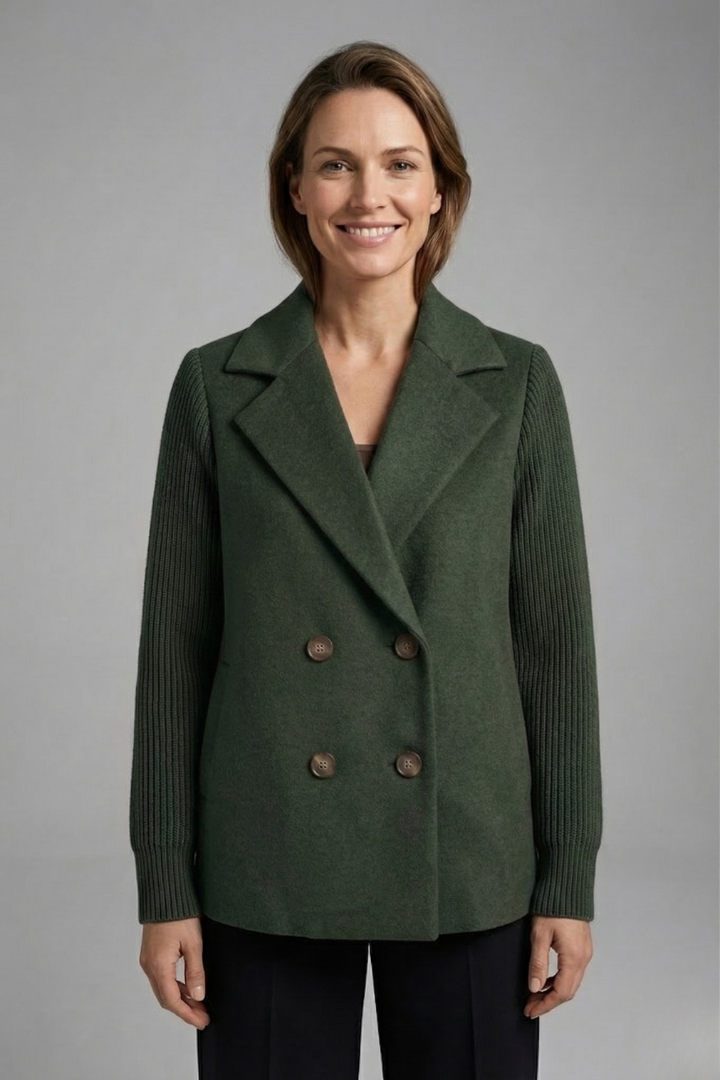 Elegant Women’s Blazer with Classic Lapel Collar and Button Closure