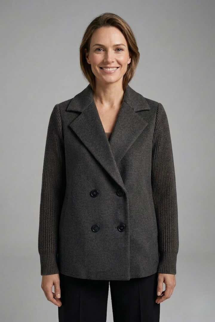 Elegant Women’s Blazer with Classic Lapel Collar and Button Closure